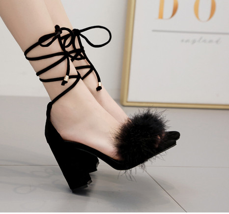 Modern női szandál fűzővel és pehellyel