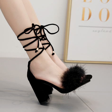 Modern női szandál fűzővel és pehellyel