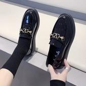 Lakkbőr női cipő lapos talppal és csattal