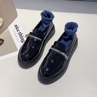 Lakkbőr női cipő lapos talppal és csattal