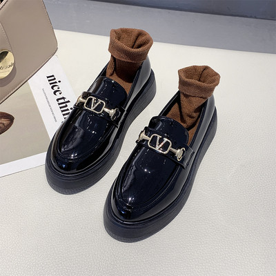 Lakkbőr női cipő lapos talppal és csattal