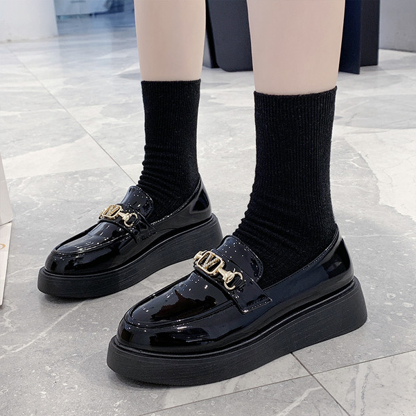 Lakkbőr női cipő lapos talppal és csattal