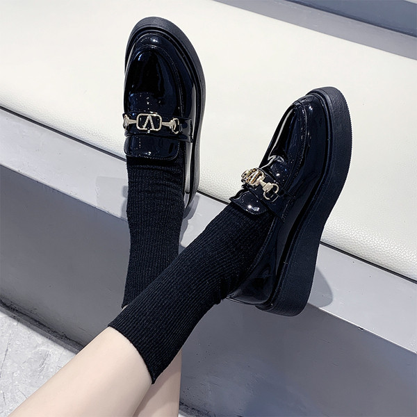 Lakkbőr női cipő lapos talppal és csattal