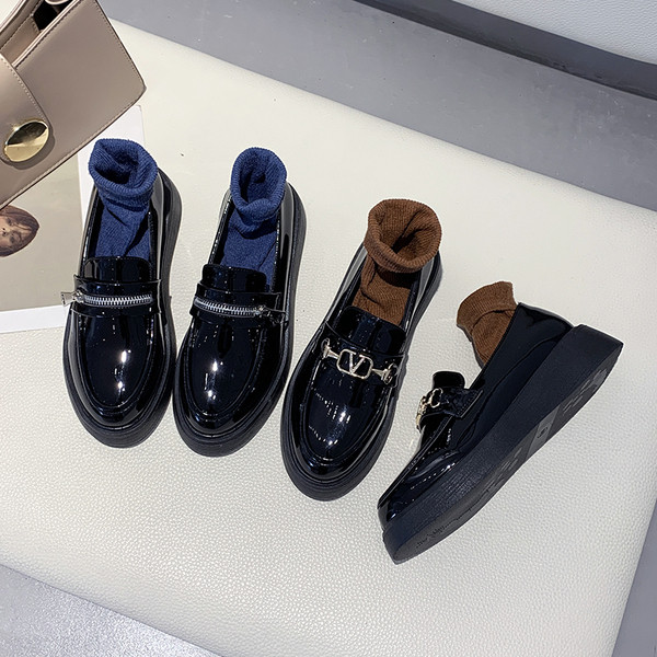 Lakkbőr női cipő lapos talppal és csattal