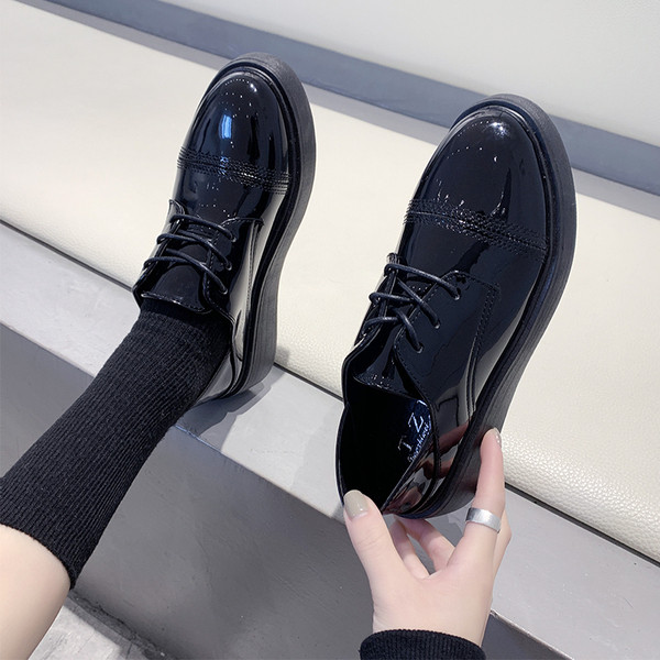 Pantofi casual dama din piele lacuita de culoare neagra