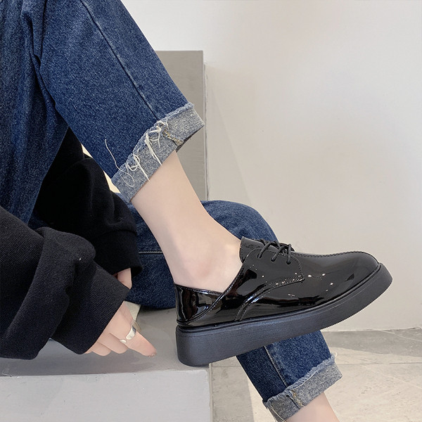 Pantofi casual dama din piele lacuita de culoare neagra