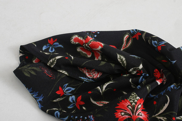 Női ruha kivágott modellje spitz nyakkivágással és virágmintával