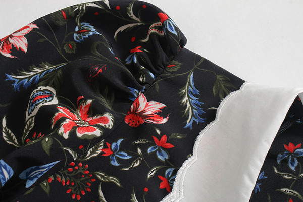 Női ruha kivágott modellje spitz nyakkivágással és virágmintával