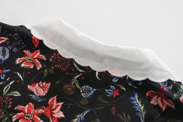 Női ruha kivágott modellje spitz nyakkivágással és virágmintával