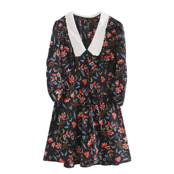 Női ruha kivágott modellje spitz nyakkivágással és virágmintával