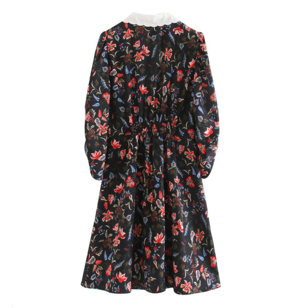 Női ruha kivágott modellje spitz nyakkivágással és virágmintával