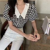 Cămașă de damă alb-negru cu mâneci scurte și decolteu spitz