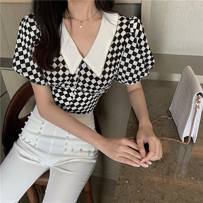 Cămașă de damă alb-negru cu mâneci scurte și decolteu spitz