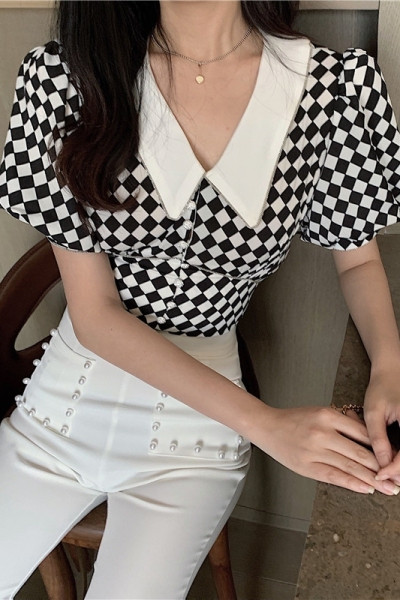 Cămașă de damă alb-negru cu mâneci scurte și decolteu spitz