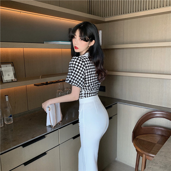 Cămașă de damă alb-negru cu mâneci scurte și decolteu spitz