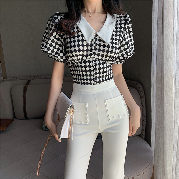 Cămașă de damă alb-negru cu mâneci scurte și decolteu spitz