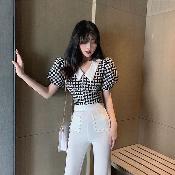 Cămașă de damă alb-negru cu mâneci scurte și decolteu spitz