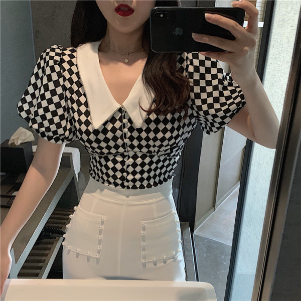 Cămașă de damă alb-negru cu mâneci scurte și decolteu spitz