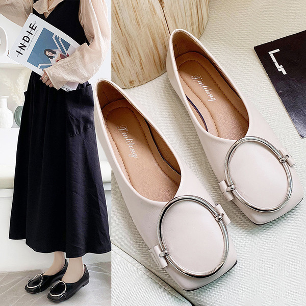 Bőr női alkalmi cipő lapos talppal és fém elemmel