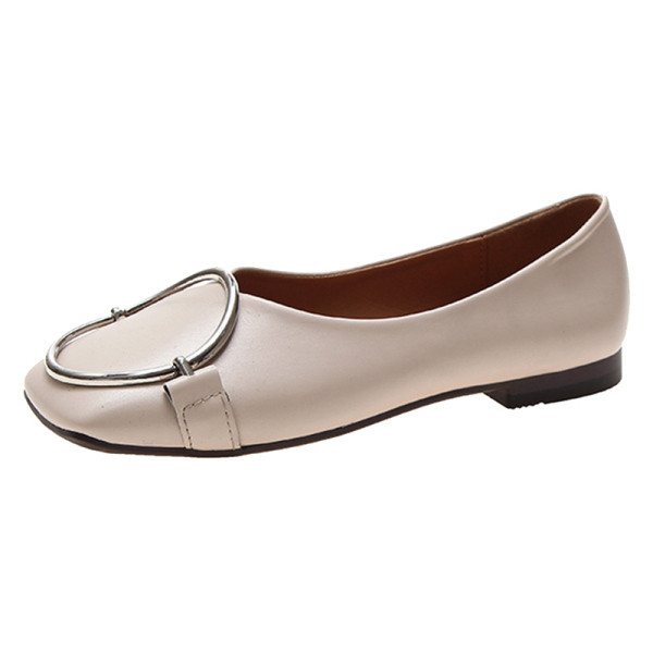 Bőr női alkalmi cipő lapos talppal és fém elemmel