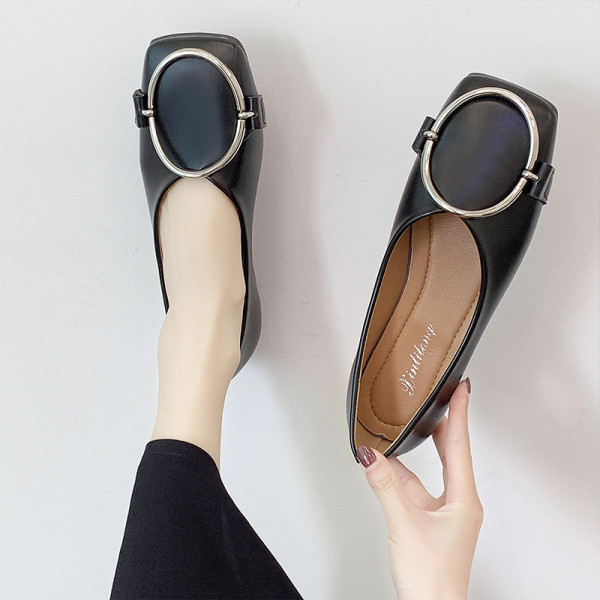 Bőr női alkalmi cipő lapos talppal és fém elemmel