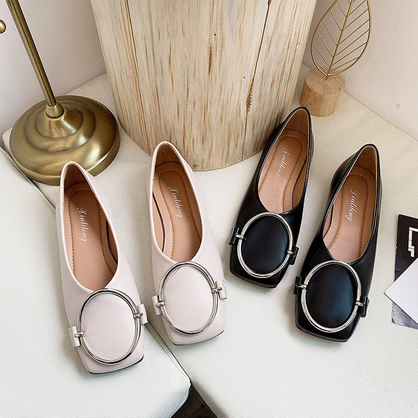 Bőr női alkalmi cipő lapos talppal és fém elemmel