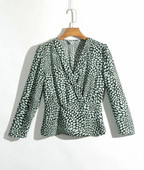 Modern női blúz spitz nyakkivágással és mintával