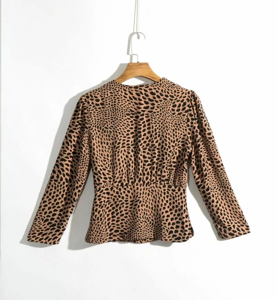 Modern női blúz spitz nyakkivágással és mintával