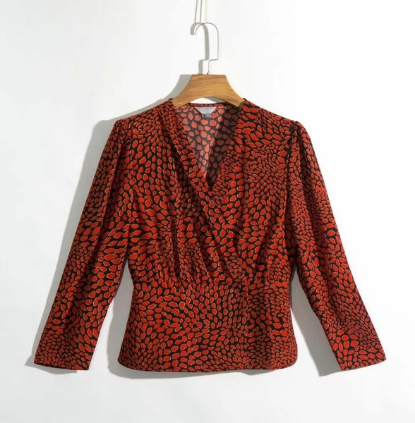 Modern női blúz spitz nyakkivágással és mintával