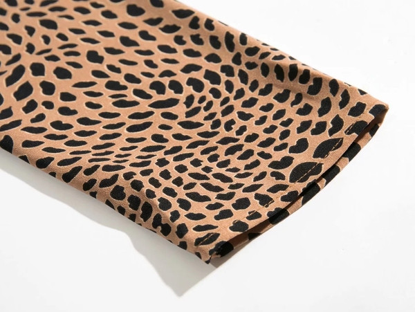 Modern női blúz spitz nyakkivágással és mintával