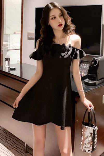 Rochie scurtă de damă, neagră, cu mâneci căzute