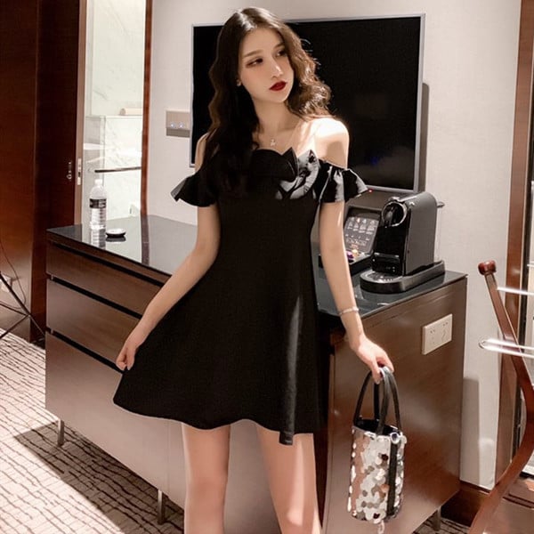 Rochie scurtă de damă, neagră, cu mâneci căzute