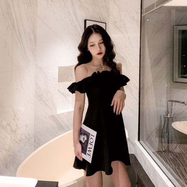 Rochie scurtă de damă, neagră, cu mâneci căzute