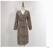 Új modell női ruha spitz nyakkivágással és hosszú ujjal