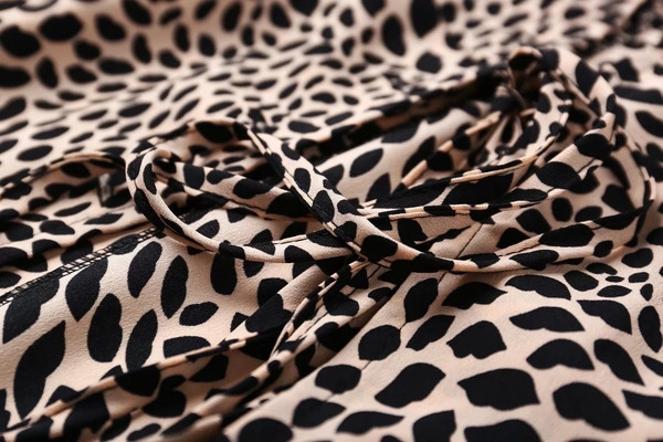 Új modell női ruha spitz nyakkivágással és hosszú ujjal