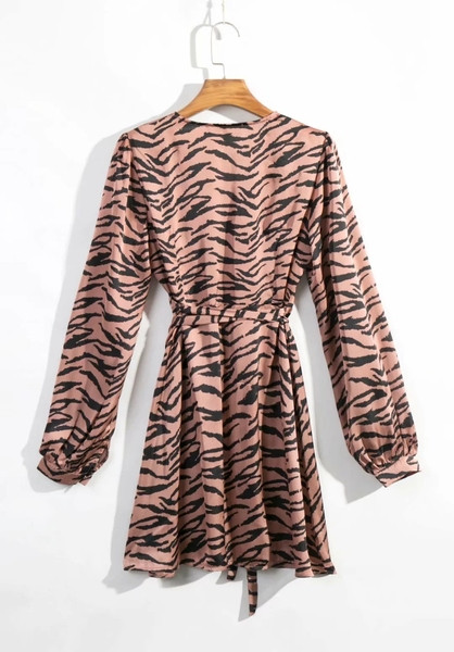 Modern női ruha állatmintás, spitz dekoltázssal