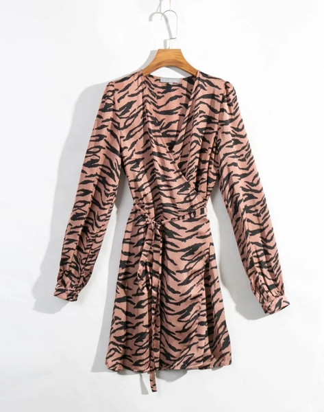 Modern női ruha állatmintás, spitz dekoltázssal
