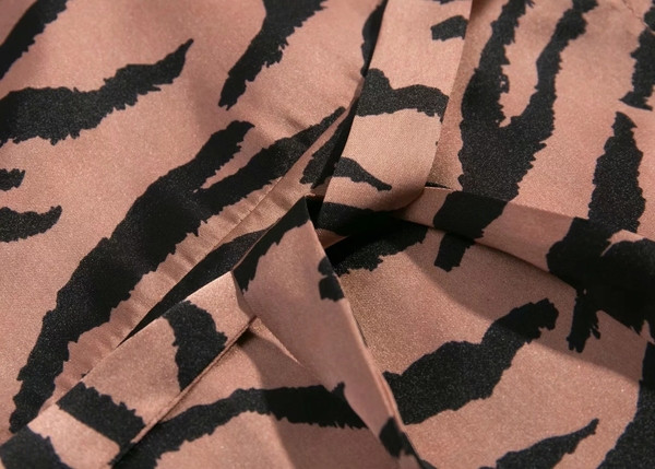 Modern női ruha állatmintás, spitz dekoltázssal