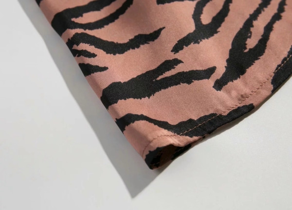 Modern női ruha állatmintás, spitz dekoltázssal