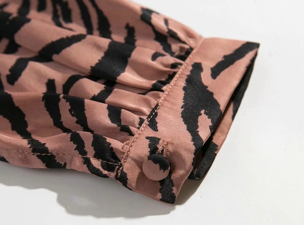 Modern női ruha állatmintás, spitz dekoltázssal