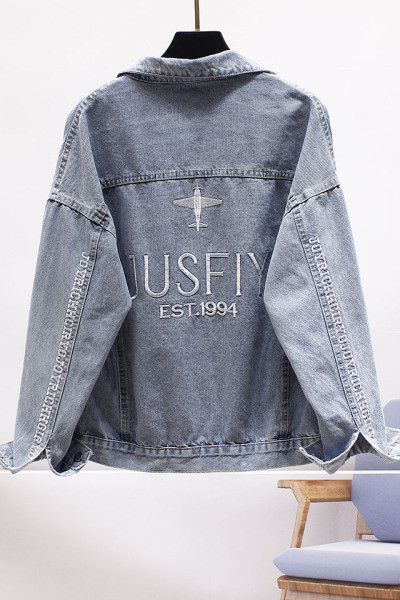 Moderna ženska traper jakna s vezom i natpisima