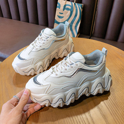 Tenisi de dama actuali cu talpa inalta si elemente colorate