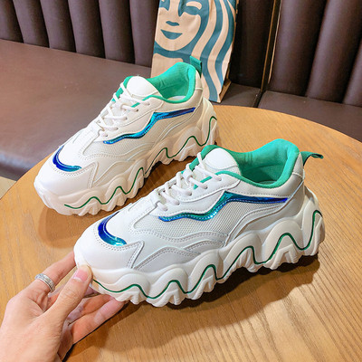 Tenisi de dama actuali cu talpa inalta si elemente colorate