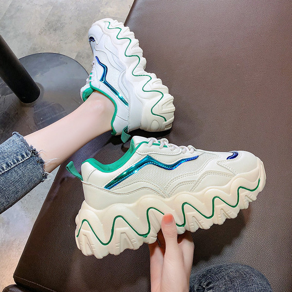 Tenisi de dama actuali cu talpa inalta si elemente colorate