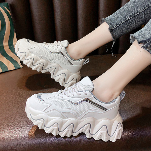 Tenisi de dama actuali cu talpa inalta si elemente colorate