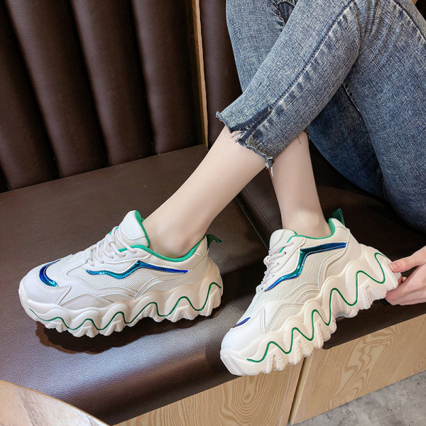 Tenisi de dama actuali cu talpa inalta si elemente colorate