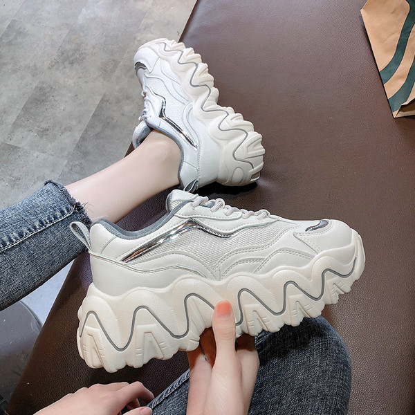 Tenisi de dama actuali cu talpa inalta si elemente colorate