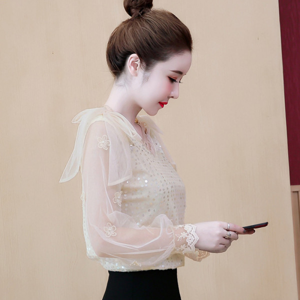 Bluză de damă elegantă cu paiete și mâneci din tul