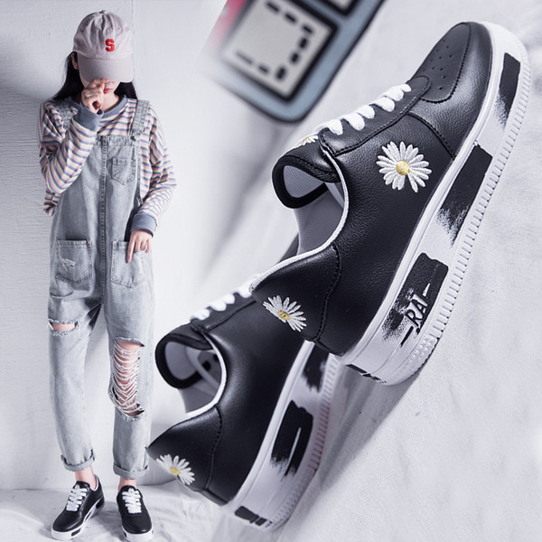 Tenisi casual dama din piele cu talpa plata si broderie colorata