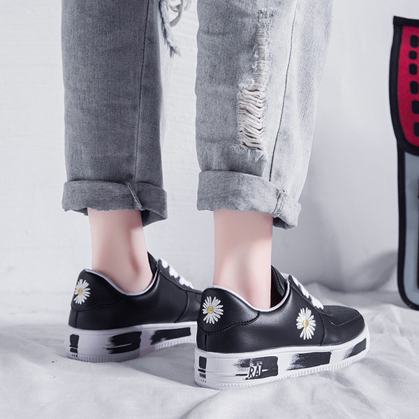 Tenisi casual dama din piele cu talpa plata si broderie colorata